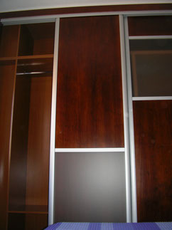 Detalle de puerta de armario con cristal al ácido